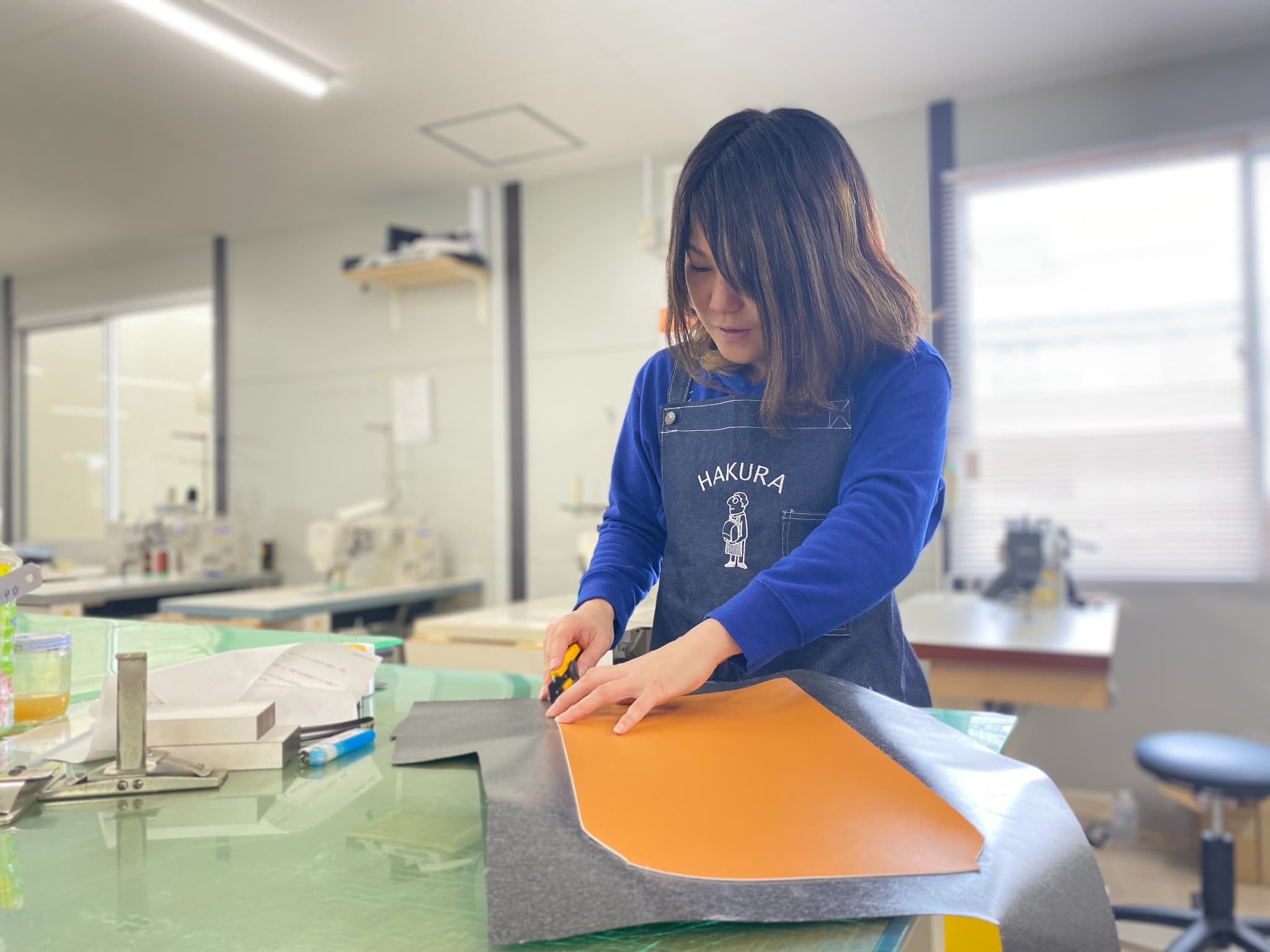 ランドセルのパーツを裁断する職人の様子