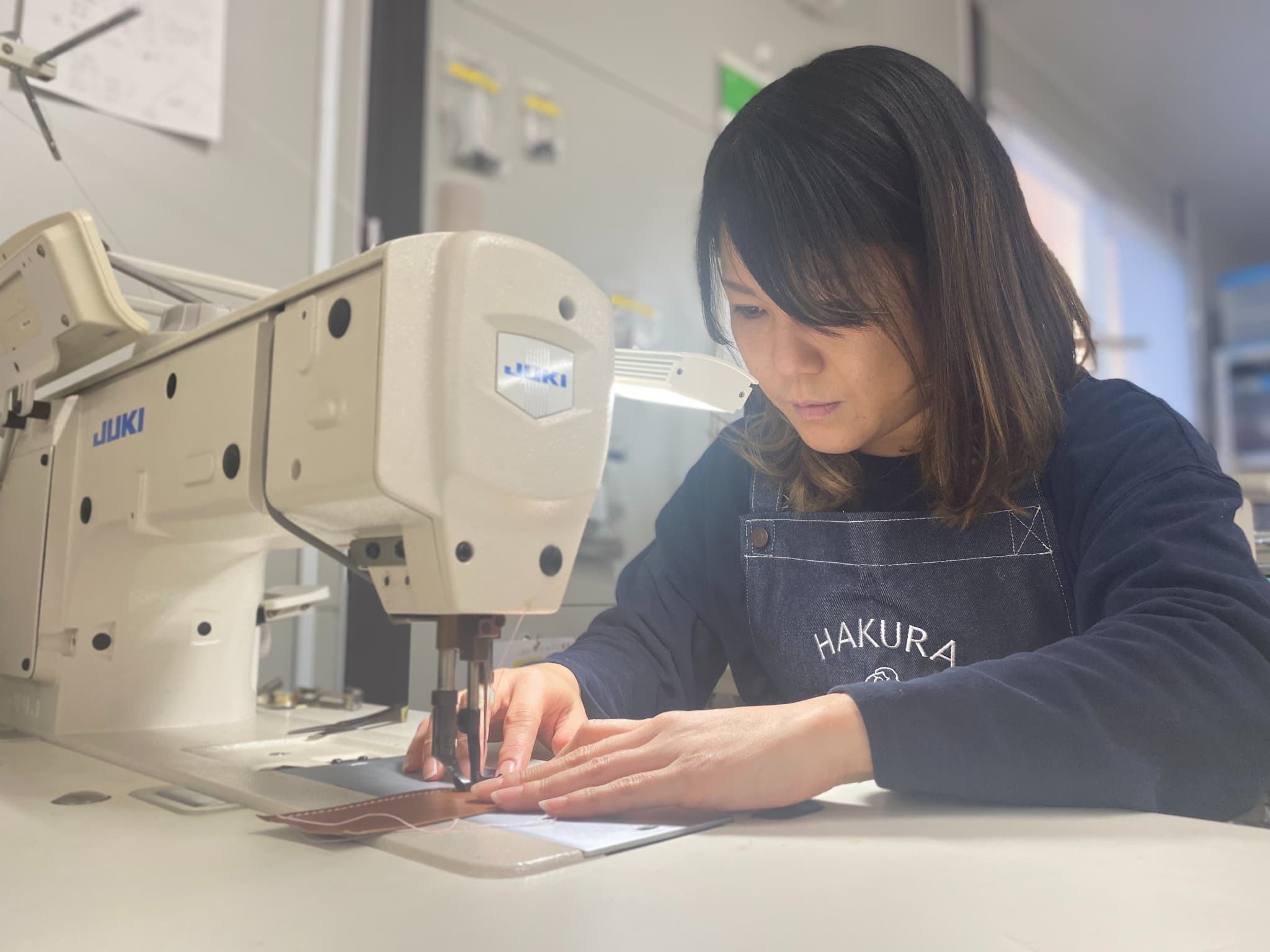 ミシンでランドセルを縫い合わせる職人の様子