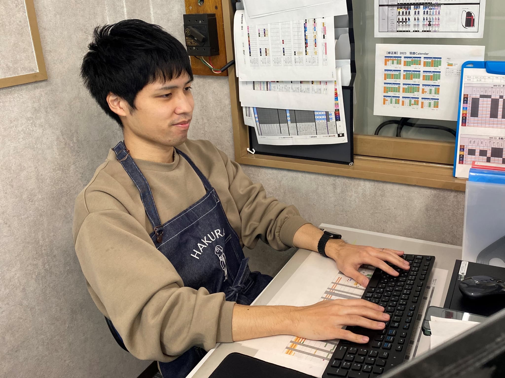 パソコンに向かって作業をする羽倉の社員